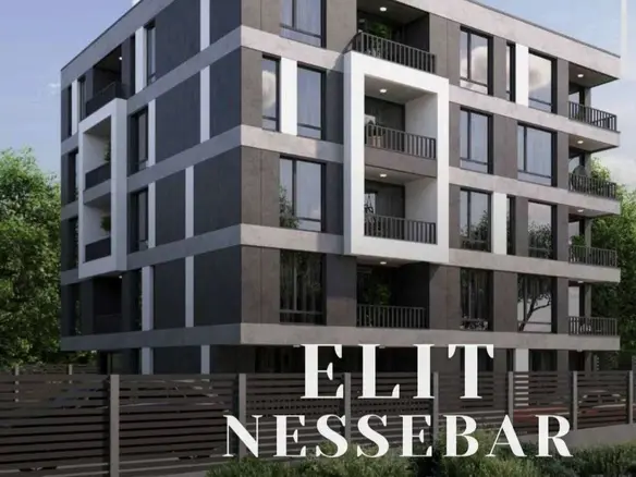 Современный жилой комплекс в Несебре с балконами и стильным фасадом, окружённый зеленью и забором.