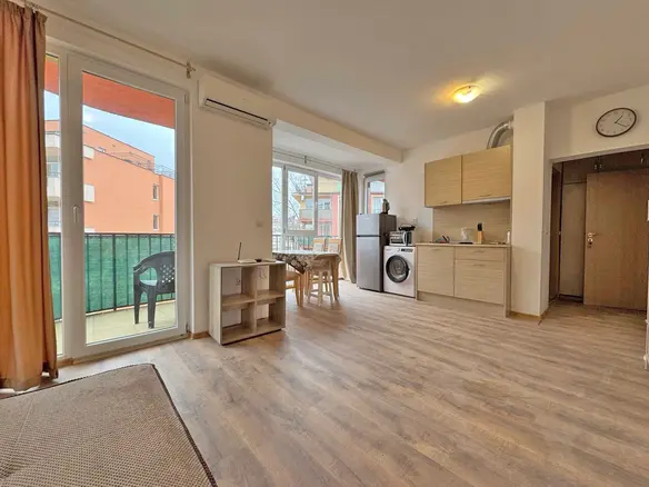 Современная квартира с открытой планировкой, кухонной зоной и балконом в Святом Власе, близко к морю.