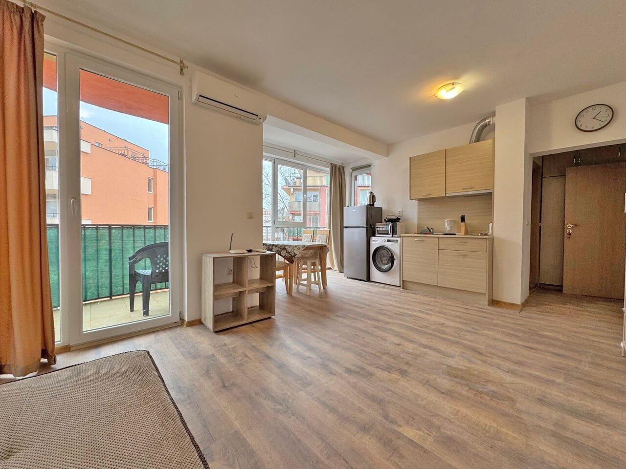 Современная квартира с открытой планировкой, кухонной зоной и балконом в Святом Власе, близко к морю.