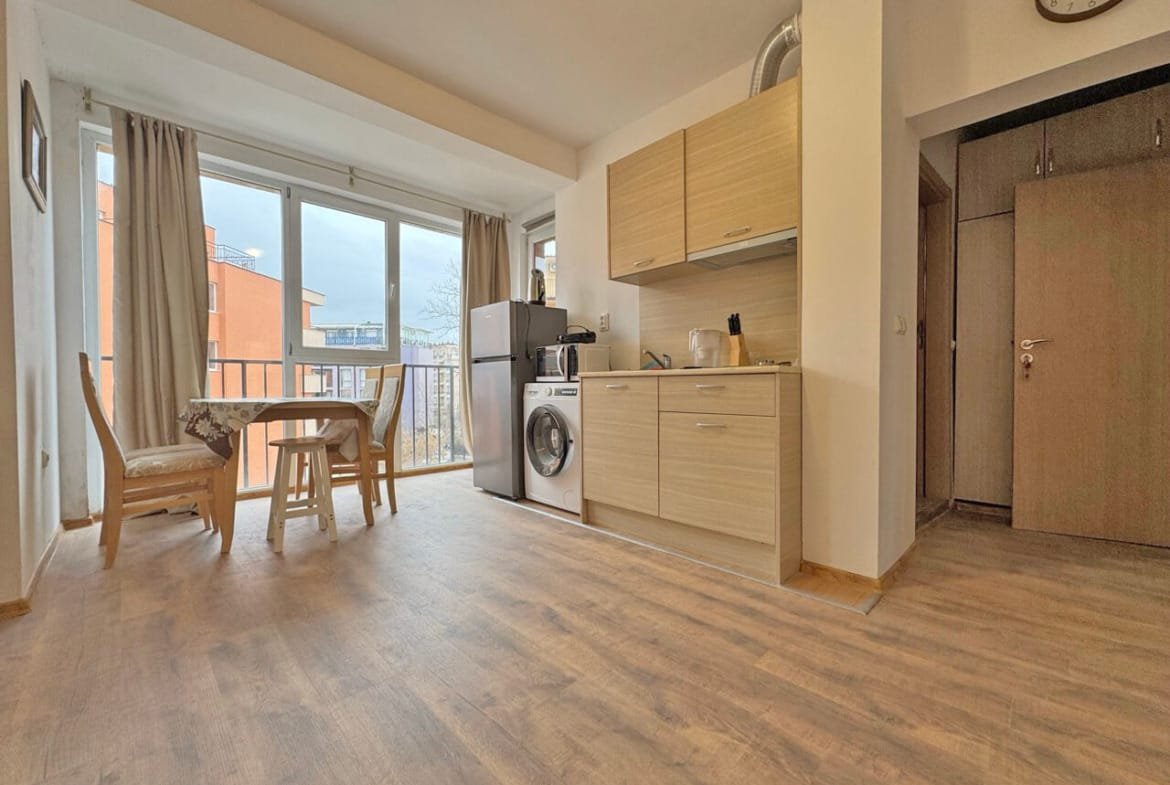 Современная кухня-гостиная в квартире в Святом Власе, светлые тона, встраиваемая техника, вид на улицу.