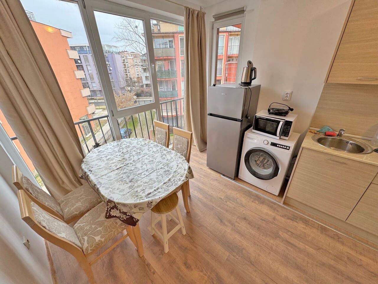 Современная квартира с кухонной зоной и обеденным столом в Святом Власе, идеально подходит для жизни у моря.