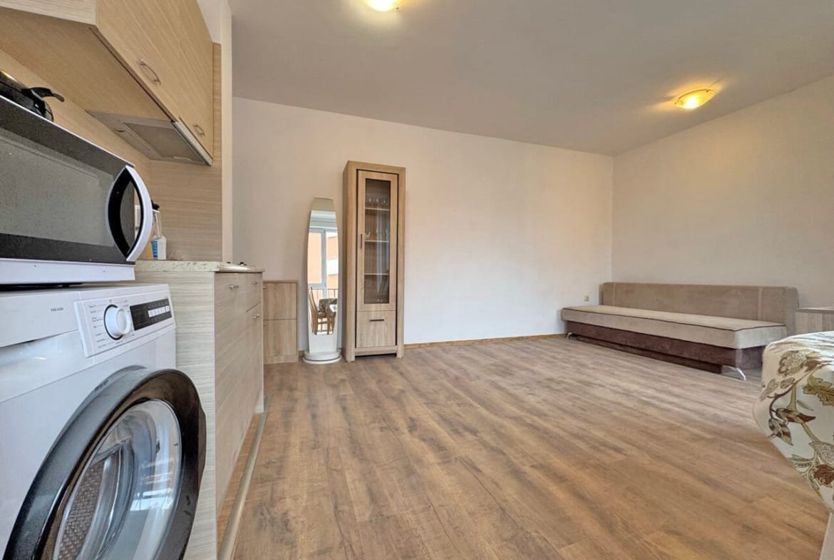 Современная квартира в Святом Власе с гостиной, кухней и большой террасой, идеальная для комфортного проживания у моря.