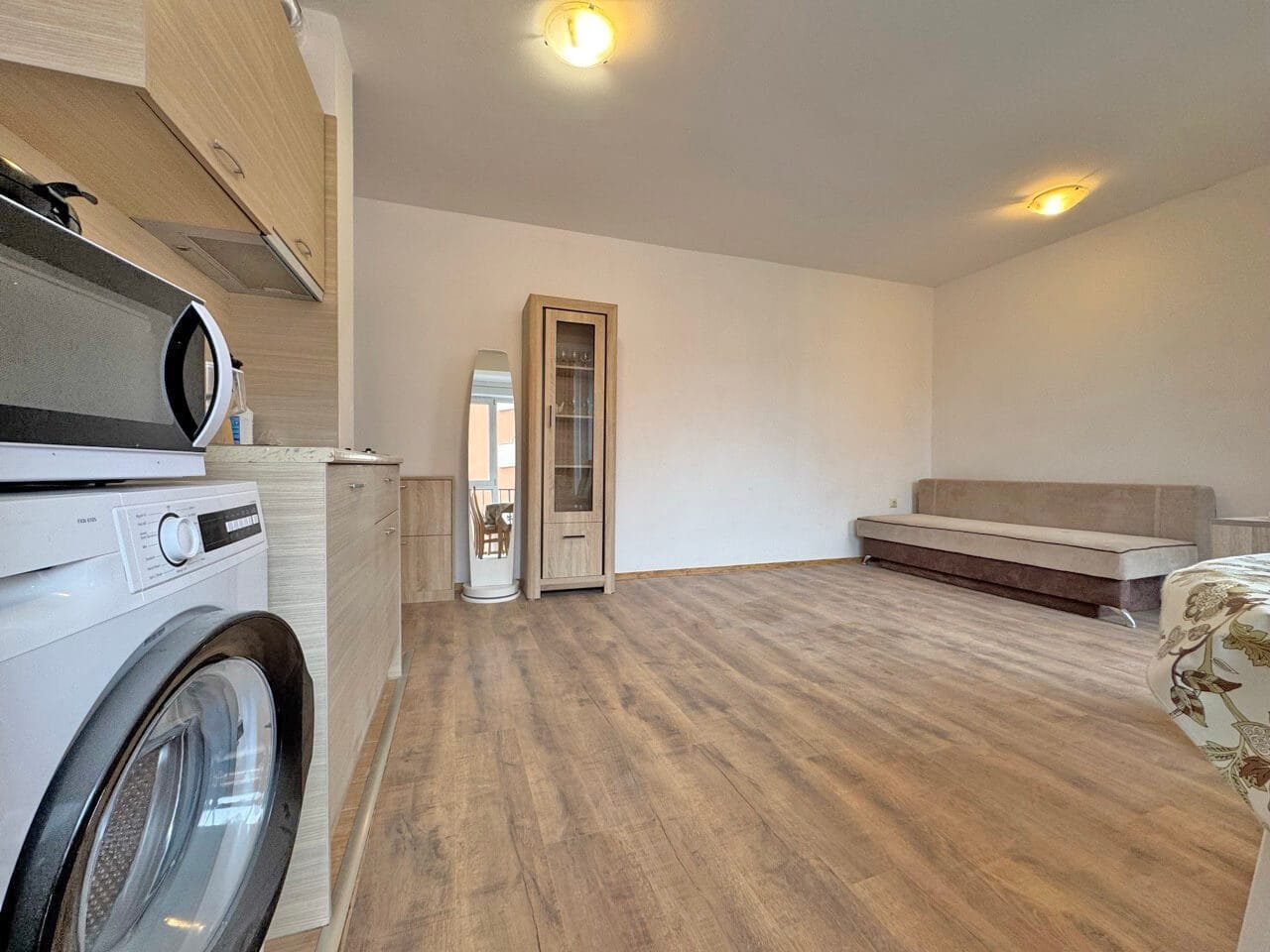 Современная квартира в Святом Власе с гостиной, кухней и большой террасой, идеальная для комфортного проживания у моря.