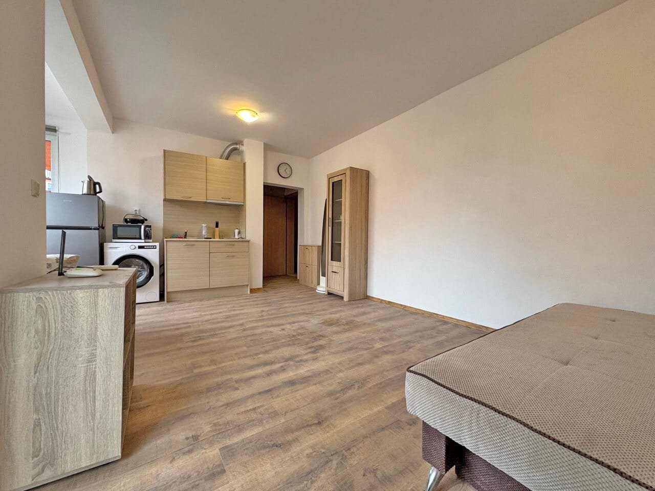 Современная квартира с открытой планировкой в Святом Власе, кухня с техникой, светлая гостиная и уютная мебель.