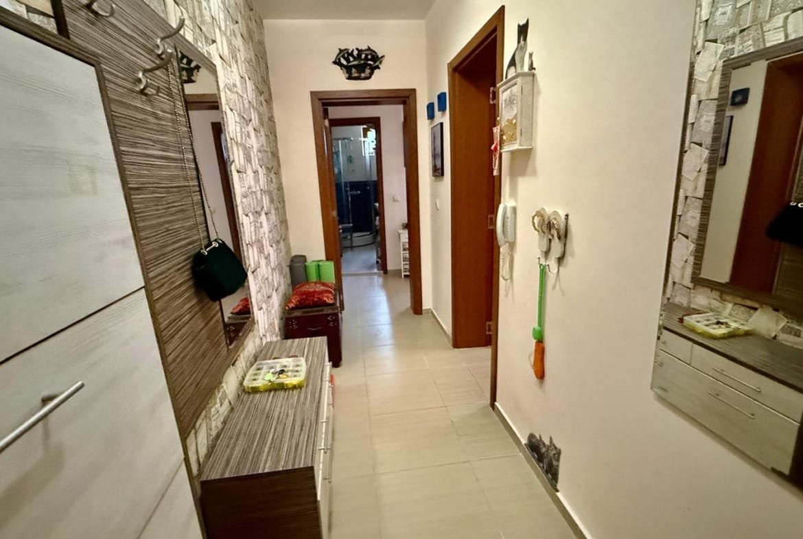 Современный интерьер жилой квартиры в Болгарии с коридором, мебелью и декоративными элементами, создающими уютную атмосферу.