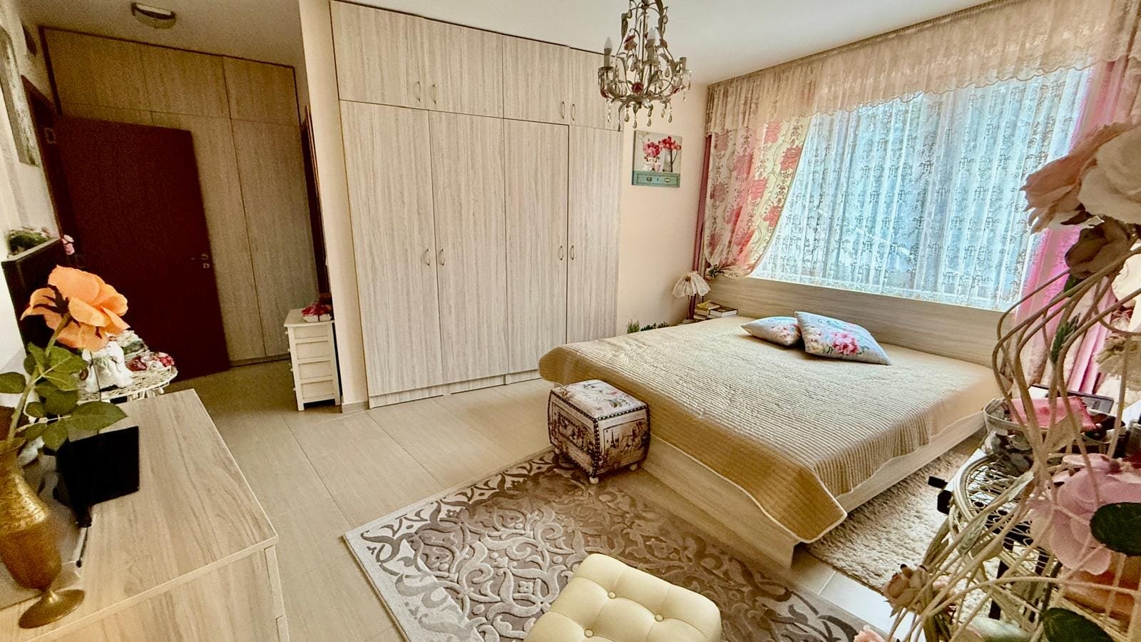 Современная спальня в Болгарии с светлыми тонами, уютной кроватью и стильной мебелью, идеальная для жизни или сдачи в аренду.