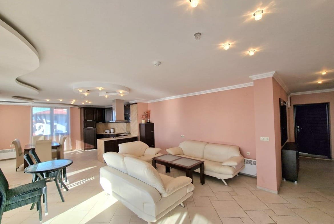 Современный интерьер квартиры в Болгарии с мягкой мебелью, кухней и обильным естественным светом. Уютное место для жизни.