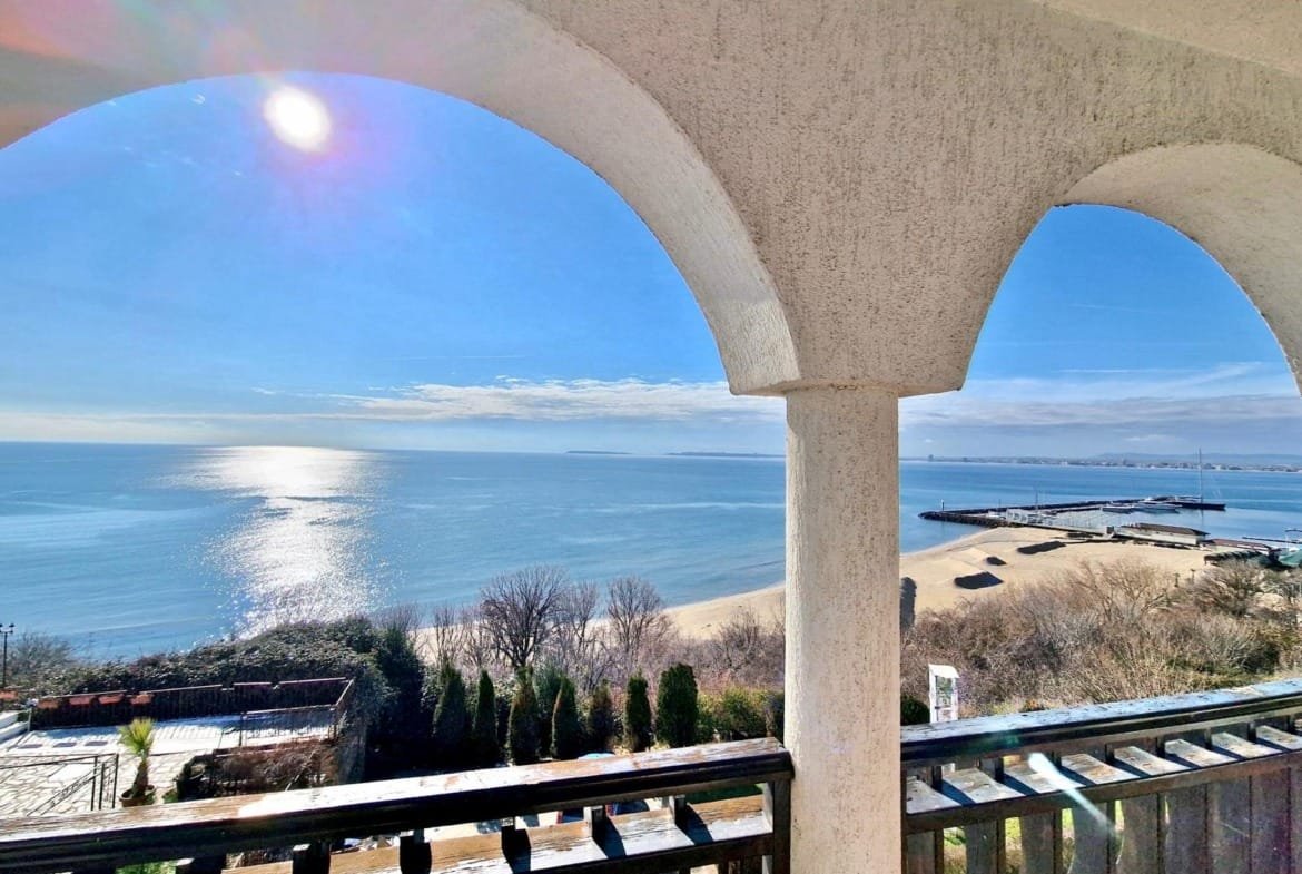 Панорамный вид на море из арки, пляж и гавань в Болгарии, идеальное место для покупки недвижимости у моря.