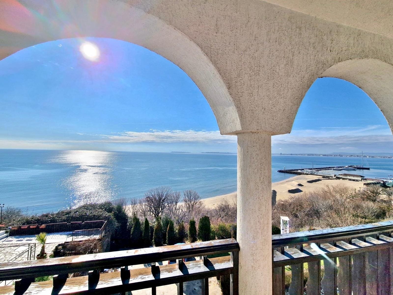 Панорамный вид на море из арки, пляж и гавань в Болгарии, идеальное место для покупки недвижимости у моря.