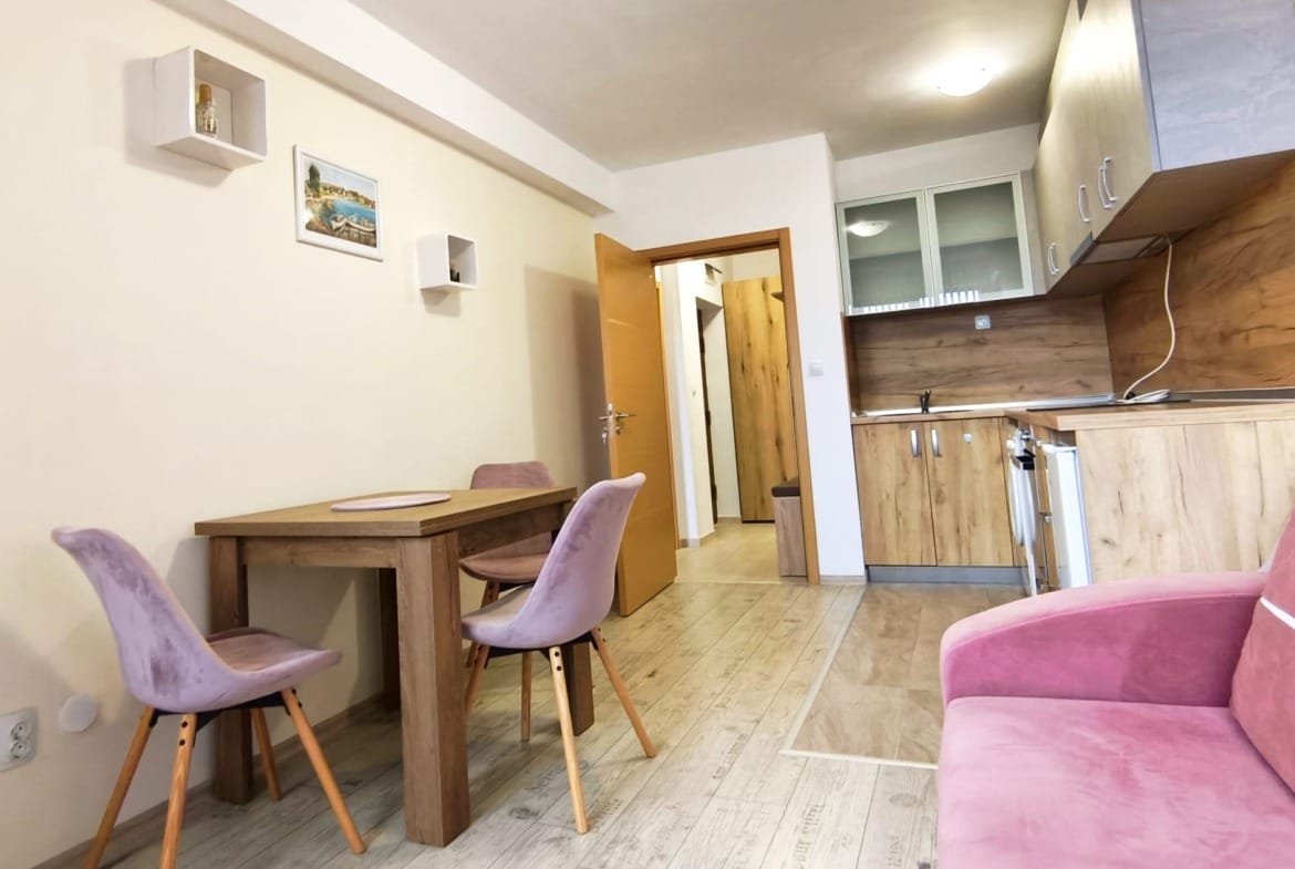 Современная меблированная квартира в Болгарии с уютной гостиной, кухней и обеденной зоной, идеальная для покупки или аренды.