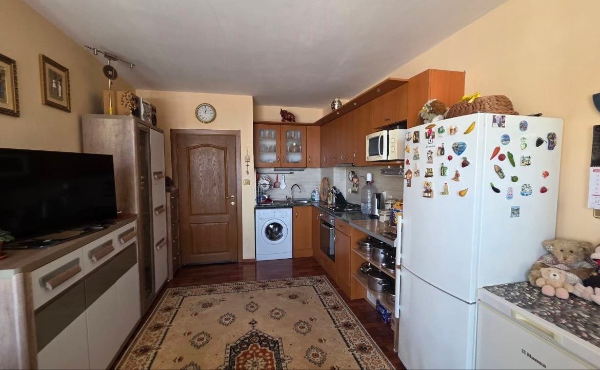 Современная кухня с техникой и меблировкой, идеальная для продажи недвижимости в Болгарии. Тёплые оттенки, уютная атмосфера.