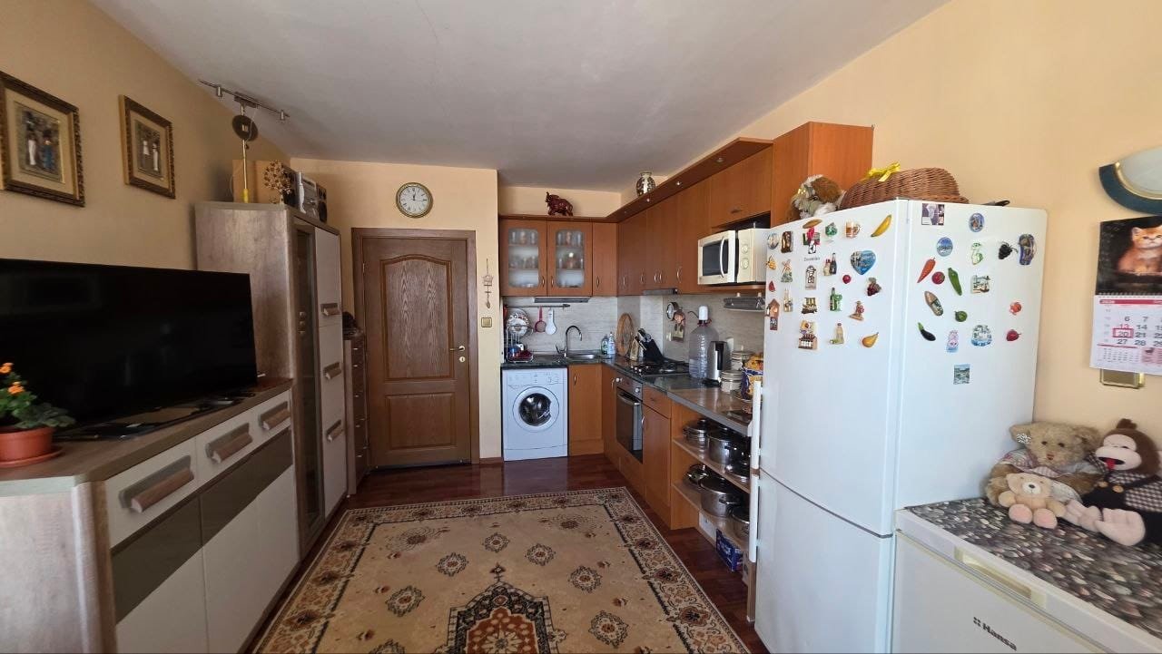 Современная кухня с техникой и меблировкой, идеальная для продажи недвижимости в Болгарии. Тёплые оттенки, уютная атмосфера.