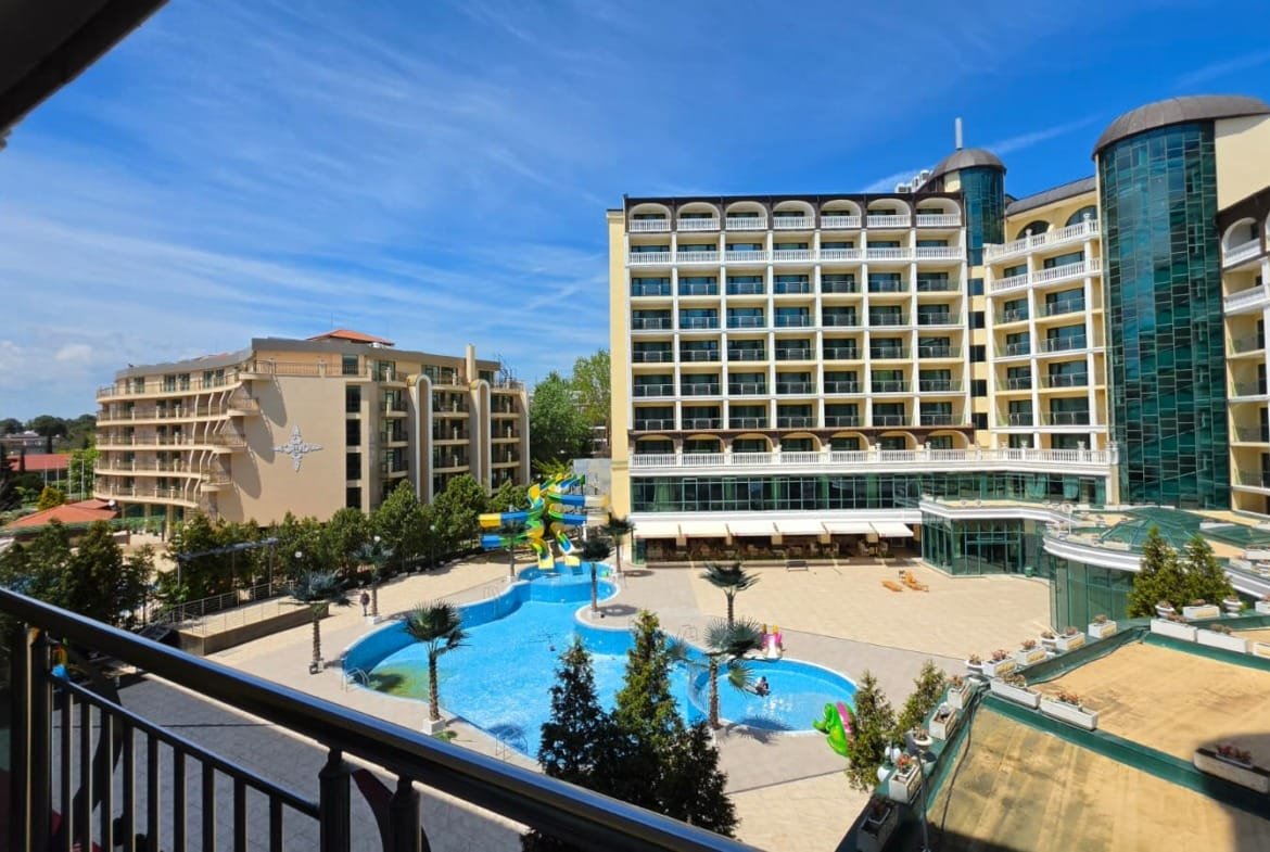 Двухкомнатный апартамент в комплексе “Miramar Palace”