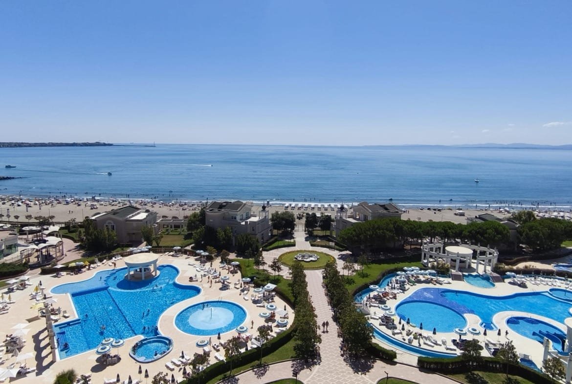 Двухкомнатный апартамент в комплексе “Sunset Resort”