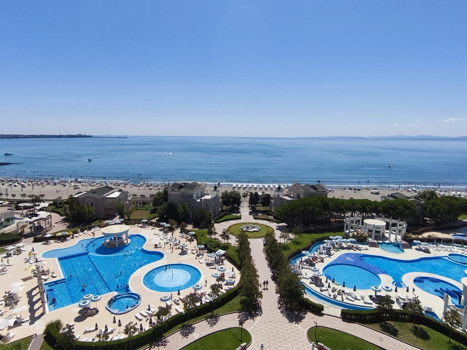 Двухкомнатный апартамент в комплексе “Sunset Resort”
