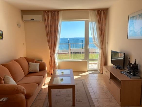 Двухкомнатный апартамент в комплексе “Coral Beach”